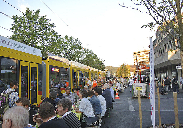 Bitte zu Tisch! Entlang des 11er-Trams setzten sich über 800 Gäste an die längste Tafel, die Reinach je gesehen hatte. Fotos: Bea Asper