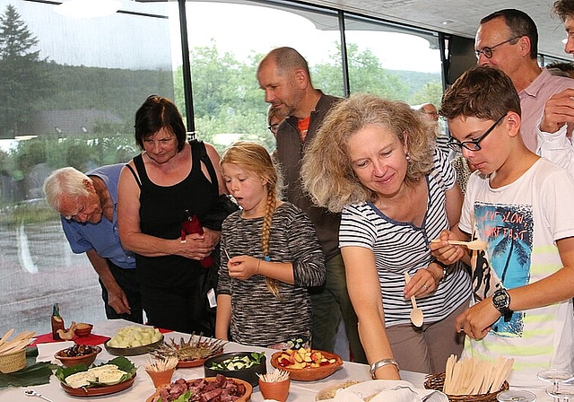 Degustation: Viele skeptische Gesichter beim römischen Apéro. Am Schluss war trotzdem alles aufgegessen. Foto: Gini Minonzio