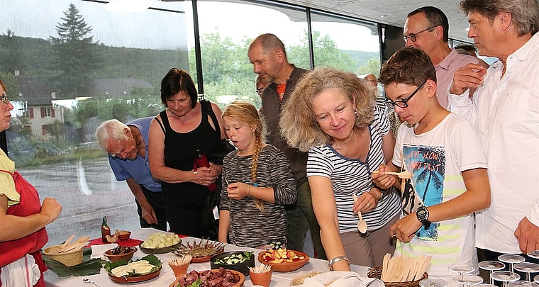 Degustation: Viele skeptische Gesichter beim römischen Apéro. Am Schluss war trotzdem alles aufgegessen. Foto: Gini Minonzio