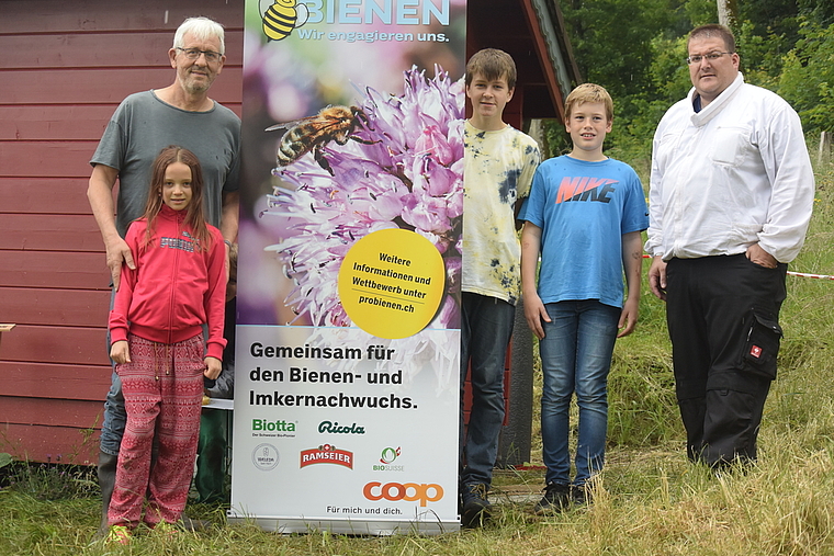 In der Natur macht Lernen mehr Spass (v. l.): Lehrer Hans Matter, Schülerin Emma Christi und ihre Kollegen Benjamin Strasser und Tobias Fink bekamen von Imker Harald Burger Einblicke in das Bienenleben. Foto: zVg.