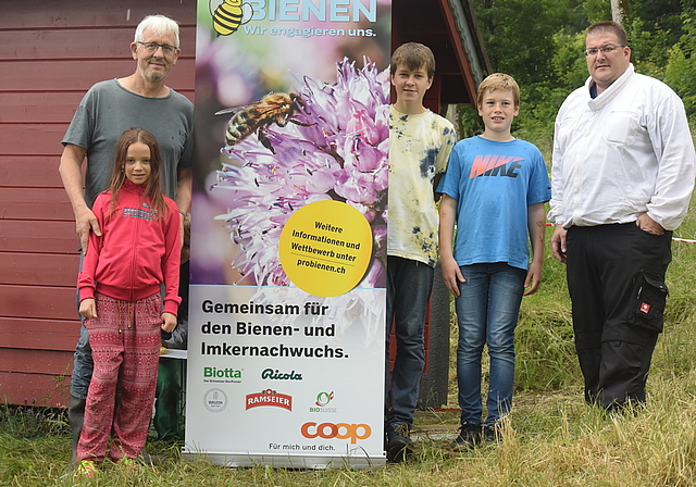 In der Natur macht Lernen mehr Spass (v. l.): Lehrer Hans Matter, Schülerin Emma Christi und ihre Kollegen Benjamin Strasser und Tobias Fink bekamen von Imker Harald Burger Einblicke in das Bienenleben. Foto: zVg.