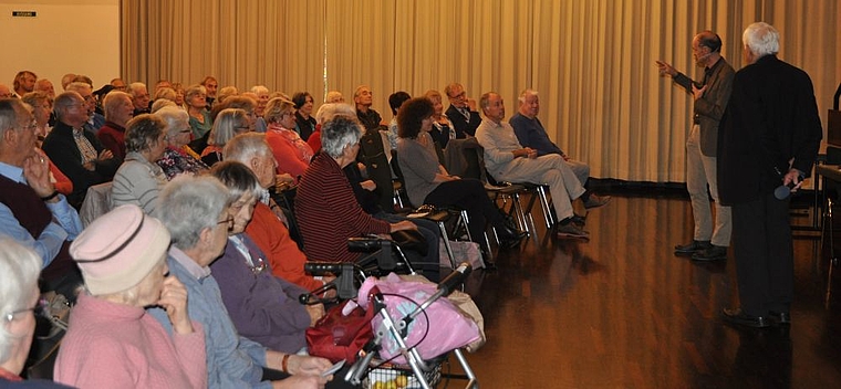 Gut besucht: Der Saal des evangelischen Kirchgemeindehauses Aesch-Pfeffingen war fast bis auf den letzten Platz besetzt.  Foto: Isabelle Hitz