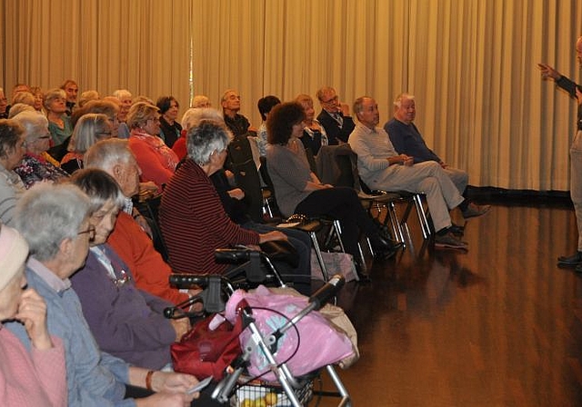 Gut besucht: Der Saal des evangelischen Kirchgemeindehauses Aesch-Pfeffingen war fast bis auf den letzten Platz besetzt.  Foto: Isabelle Hitz