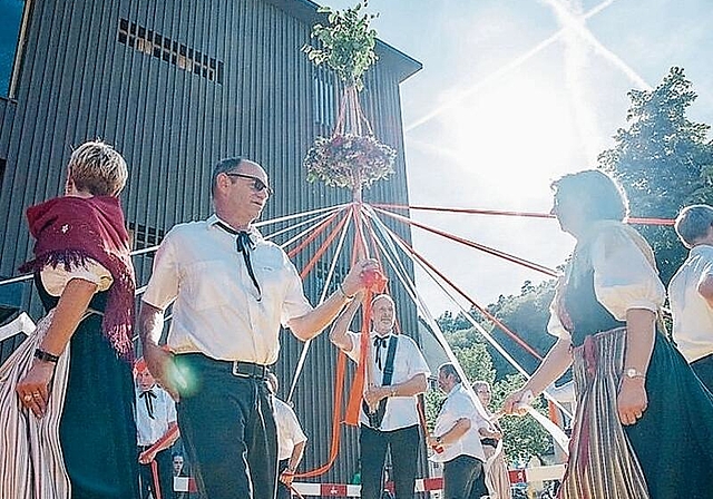 Fest des Jahres in Hochwald: Beim traditionellen Maitanz flicht die Trachtentanzgruppe die Bändel am Maibaum. Foto: Linda Dagli Orti