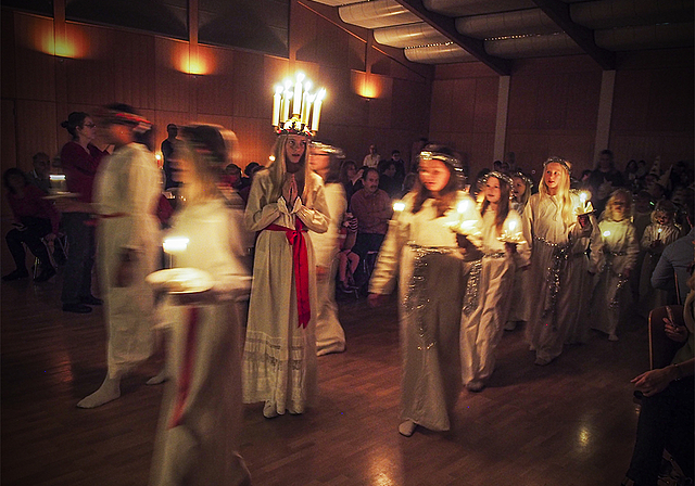 Bringt Licht ins Dunkel: Henrietta Caspar als Sankta Lucia.  Foto: Boris Burkhardt