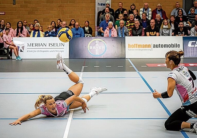 Kampf um jeden Ball: Passeuse Méline Pierret und Libera An Saita geben alles, um den Ball im Spiel zu halten. Foto: Sacha Grossenbacher