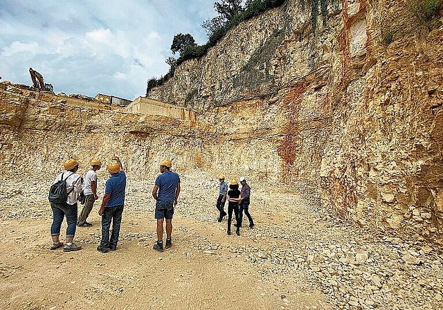 Interessante Besichtigung: Viele Interessierte nutzten die Gelegenheit, um zu sehen, wie es in der Schachlete aussieht und was geplant ist. Foto: Bea Asper