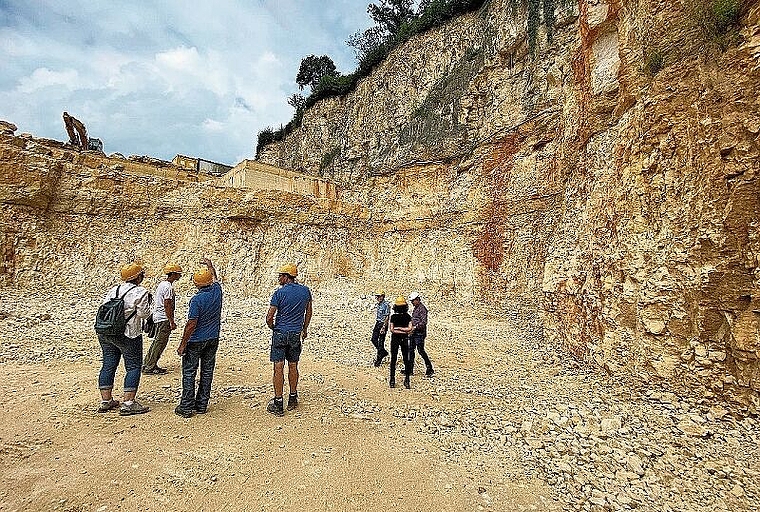 Interessante Besichtigung: Viele Interessierte nutzten die Gelegenheit, um zu sehen, wie es in der Schachlete aussieht und was geplant ist. Foto: Bea Asper