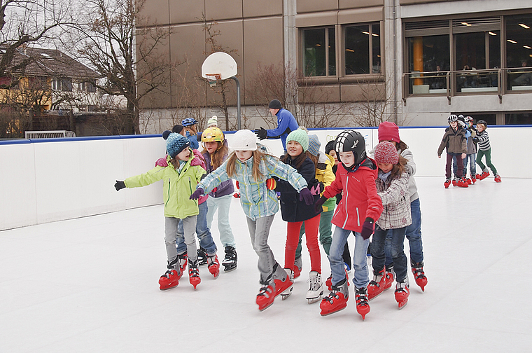 Spass in der Schule: Die Kinder freuen sich über die neue «Eisarena».  Foto: Tobias Gfeller