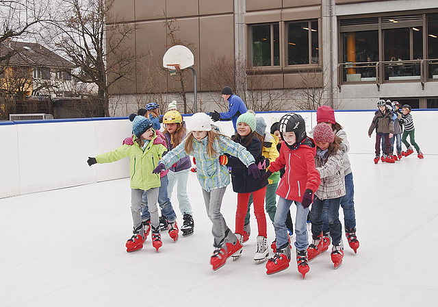 Spass in der Schule: Die Kinder freuen sich über die neue «Eisarena».  Foto: Tobias Gfeller