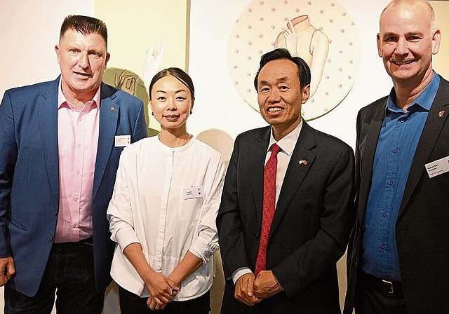 Gute Beziehungen: (v. l.) Jens Schindelholz (Organisator), die Künstlerin Ying Xu, der chinesische Botschafter Shihting Wang und Markus Roth (Organisator). Fotos: Fabian Schwarzenbach