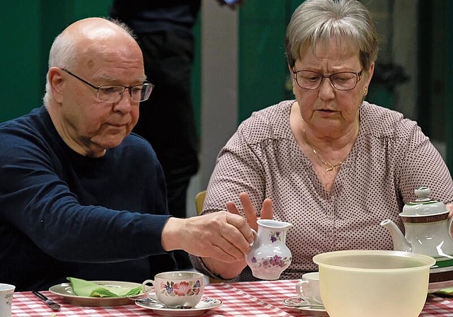 Einfache Leute: die Eltern des Bräutigams, Egon Aeschimann (Alex Häring) und Sonja Aeschimann (Edith Hänggi).
         
         
            Foto: Thomas Brunnschweiler