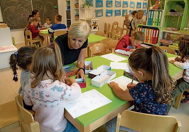 Willkommene Unterstützung: Sabine Renz freut sich mit den Kindern jeweils auf den Montagmorgen. Foto: Martin Staub.