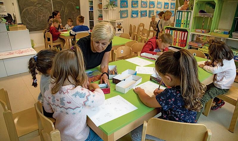 Willkommene Unterstützung: Sabine Renz freut sich mit den Kindern jeweils auf den Montagmorgen. Foto: Martin Staub.