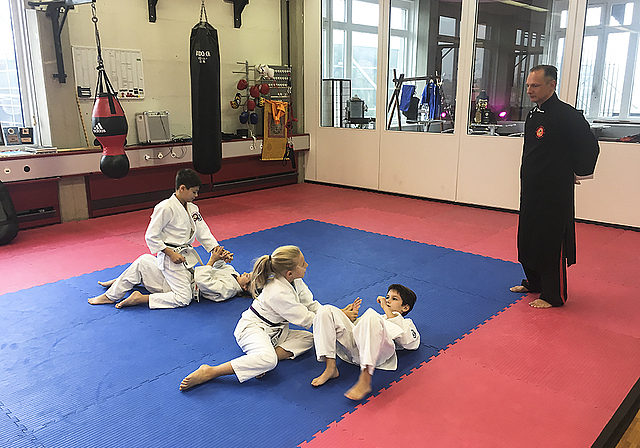 Unter den Augen des Meisters: Sowohl Mädchen als auch Jungen besuchen die Kurse und Camps der Kung-Fu-Schule.  Foto: Caspar Reimer