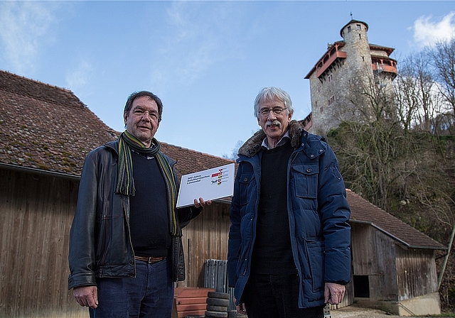 Präsentieren das Buch: Richard Gschwind (l.) und Klaus Fischer vor der geschichtsträchtigen Burg Rotberg. Foto: Martin Staub 