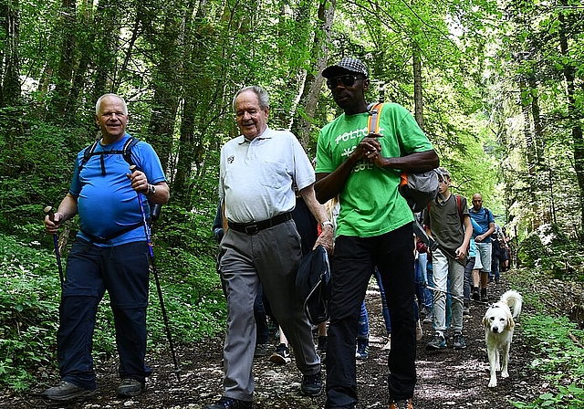 <em>Gut integriert: </em>Ekoué Akakpovi (r.) führt die Wandergruppe an.
