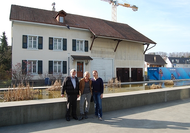 Gemeinsam unter einem Dach: Heiner Leuthardt (Kultur in Reinach), Petra Kaderli (Arbeitsgruppen lebendiges Reinach, Mitte) und Vivian König (Familienzentrum Oase) freuen sich auf ihr neues Zuhause an der Schulgasse 1.  Foto: Axel Mannigel