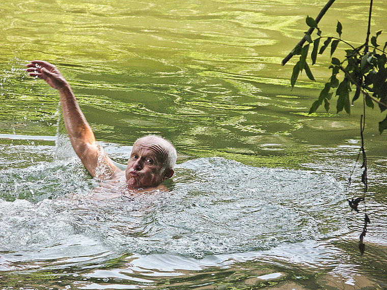 Hält sich im Wasser fit: Jiri Krnoul, pensionierter Bauingenieur und leidenschaftlicher Birsschwimmer.  Foto: Marie-Luise Kilcher