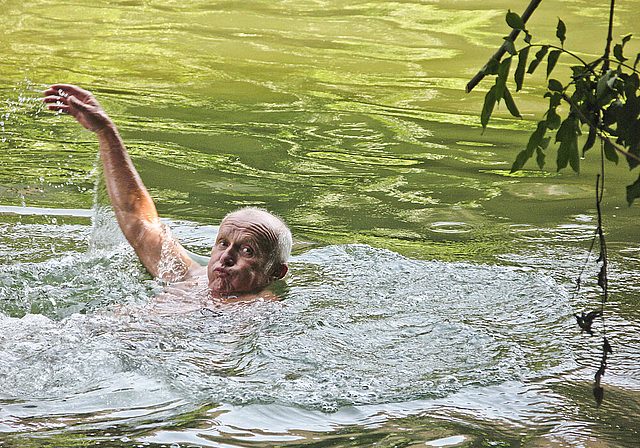 Hält sich im Wasser fit: Jiri Krnoul, pensionierter Bauingenieur und leidenschaftlicher Birsschwimmer.  Foto: Marie-Luise Kilcher