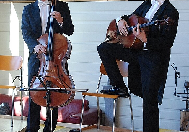 Ausgelassen: Das Duo Calva interpretierte Mozarts Zauberflöte im Alleingang und sorgte für viele Lacher. Foto: Melanie Brêchet