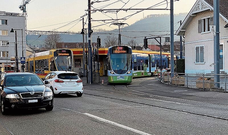 Umbau: Auch die Tramschlaufe ist von den Planungen betroffen, denn die Haltestelle muss in eine Gerade verlegt werden, damit sie behindertengerecht gestaltet werden kann. Foto: Marianne Vetter