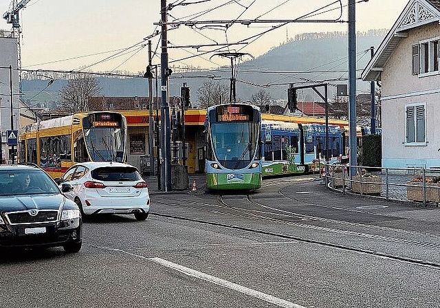 Umbau: Auch die Tramschlaufe ist von den Planungen betroffen, denn die Haltestelle muss in eine Gerade verlegt werden, damit sie behindertengerecht gestaltet werden kann. Foto: Marianne Vetter