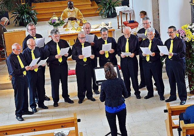 Das Abschiedsgeschenk: Mit der feierlich gesungenen Deutschen Messe unter der Leitung von Jasmina Matjevic verabschiedet sich der Männerchor. Foto: Roland Bürki 