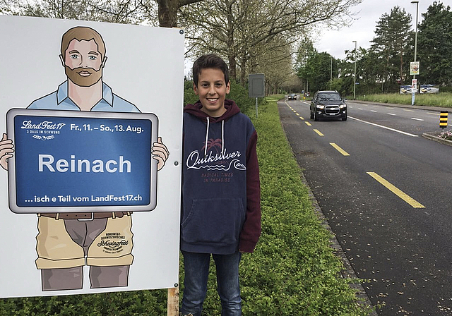 «Aktion Überland» Helfer errichteten am Samstag im ganzen Birseck Plakate, um auf das Landfest17 aufmerksam zu machen.  Foto: ZVG