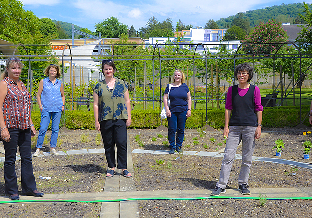 Pflanzen, wässern, pflegen, ernten (v. l.): Francesca Holzhauser, Susanne Walser, Barbara van der Meulen, Petra Wülfert, Barbara Keusch und Cathrin Gysin haben im Kräutergarten noch einiges zu tun. Fotos: Fabia Maieroni
