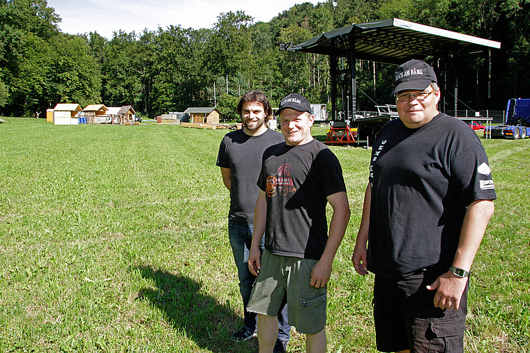 Im Glanz der Sonne: Die Rock-am-Bärg-Verantwortlichen Philippe Garcia, Medienverantwortlicher, Ronny Dobler, Präsident, und Pascal Jeker, Festival-Direktor (v. l.), hier beim Aufbau, hoffen auf gutes Wetter und glauben an einen Erfolg. Foto: Marti