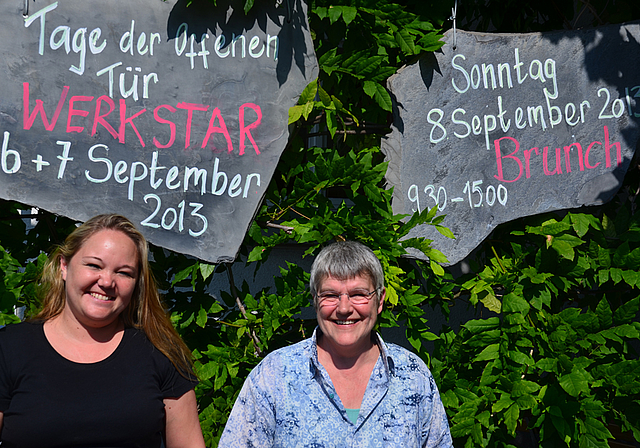 In Festlaune: Werkstar-Geschäftsleiterin Regina Mori (r.) und Petra Dollinger, Teamleiterin Gastronomie, freuen sich auf Jubiläumsfeierlichkeiten mit viel interessiertem Publikum.  Foto: Jay Altenbach