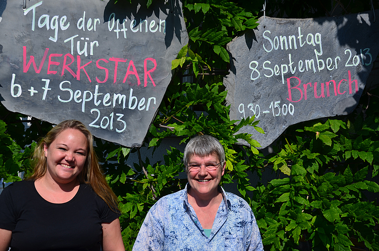 In Festlaune: Werkstar-Geschäftsleiterin Regina Mori (r.) und Petra Dollinger, Teamleiterin Gastronomie, freuen sich auf Jubiläumsfeierlichkeiten mit viel interessiertem Publikum.  Foto: Jay Altenbach