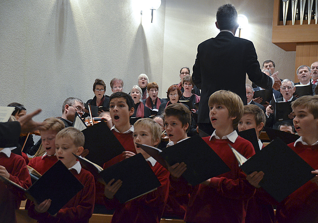 Gemeinschaftsprojekt: Der Cäcilienchor wurde bei der St.-Nikolaus-Kantate von den jungen Sängern der Knabenkantorei unterstützt.  Foto: Jay