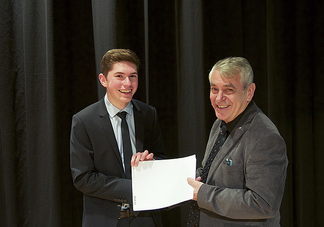 Spitzenresultat: Konrektor Reinhard Straumann übergibt dem Jahrgangsbesten, Samuel Zumbrunn, den mit 4000 Franken dotierten Maturandenpreis von Novartis.  Foto: Caspar Reimer