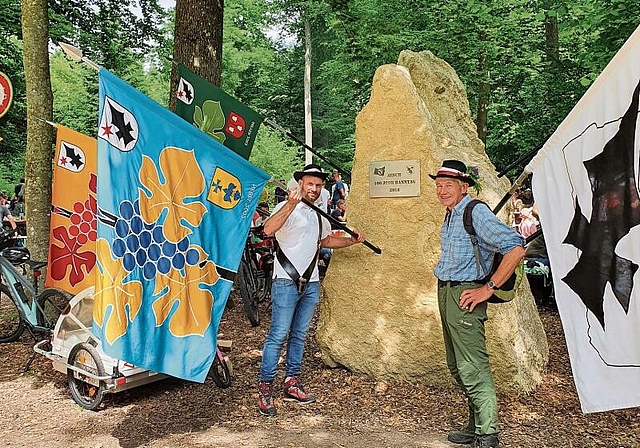 Auf dem Banntagsplatz: Tobias Nebel (links) und Bürgerrat Peter Nebel stecken das Banner in den Stein, das die Bürgergemeinde im Jahr 2018 für den Banntag hat aufstellen lassen. Fotos: Fabia Maieroni
