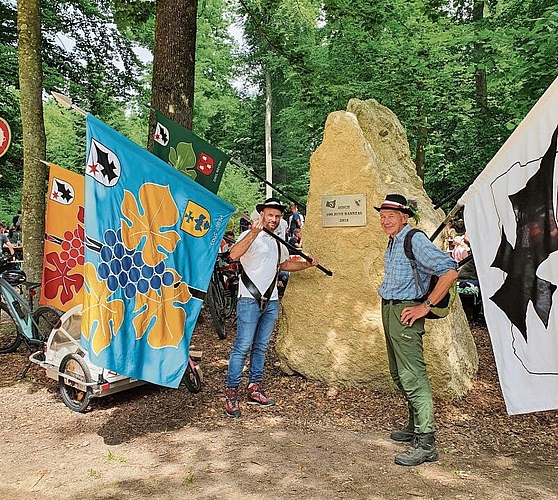 Auf dem Banntagsplatz: Tobias Nebel (links) und Bürgerrat Peter Nebel stecken das Banner in den Stein, das die Bürgergemeinde im Jahr 2018 für den Banntag hat aufstellen lassen. Fotos: Fabia Maieroni
