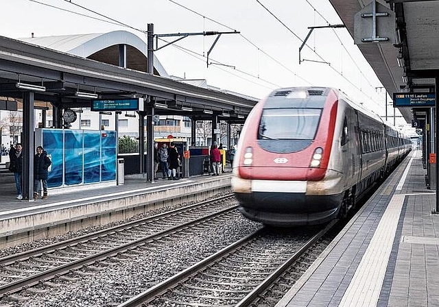 Bikantonaler Bahnhof: Noch fahren die Schnellzüge durch. Foto: Kenneth Nars