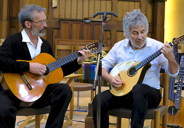 Virtuose Volksmusik: Lorenz Mühlemann (Gitarre) und Thomas Keller (Hanottere) in der reformierten Kirche.  Foto: Thomas Brunnschweiler