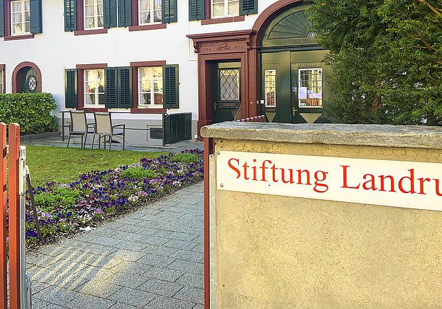 Neue Kontaktwege: Die beiden Stühle (links im Bild) vor dem Fenster erlauben den Kontakt zu Angehörigen. Foto: Caspar Reimer