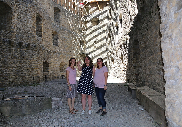 <em>Frauenpower: </em>(v.l.) Denise Emmenegger, Isabelle van Rijs und Sarah Boillat organisieren das Tattoo in der Ruine Gilgenberg.Foto: Gaby Walther