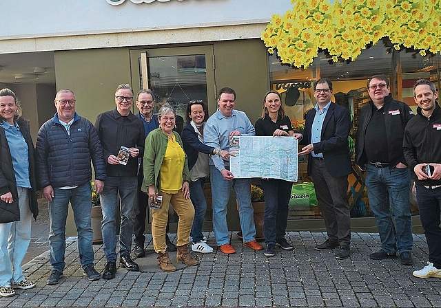 Sie alle, und noch einige mehr, steuerten ihre Arbeit und ihr Know-how bei: Das Resultat, die «Erlebniskarte Laufen & Region» können sie nun stolz präsentieren. Foto: Melanie Brêchet