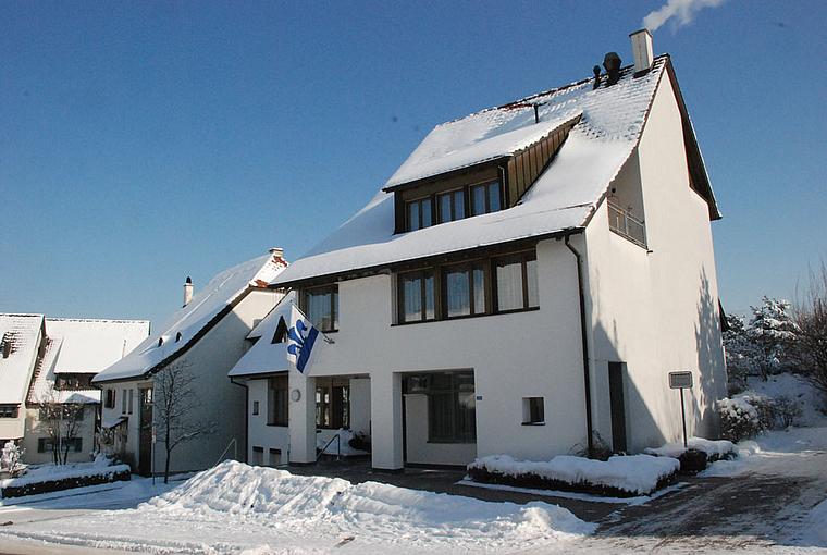 Pfeffingen (Gemeindehaus): Eitel Sonnenschein und Spezialfall im Birseck. Politiker fassen sich hier mit Samthandschuhen an. Foto: Thomas Brunnschweiler