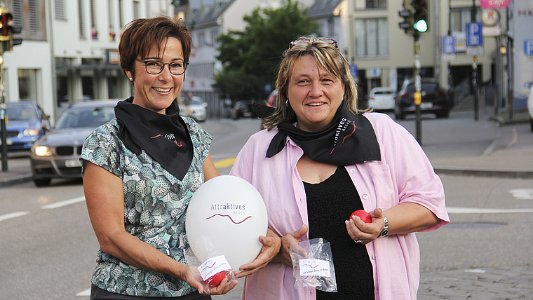 Neues Logo und viele Gadgets: Auch an der bevorstehenden Kulturnacht will der Verein «Attraktives Aesch» offensiver auftreten, sagen Isabelle Wipf (Co-Präsidentin, rechts) und Katharina Büeler (Kommunikation).  Foto: Tobias Gfeller