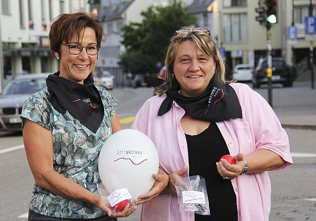 Neues Logo und viele Gadgets: Auch an der bevorstehenden Kulturnacht will der Verein «Attraktives Aesch» offensiver auftreten, sagen Isabelle Wipf (Co-Präsidentin, rechts) und Katharina Büeler (Kommunikation).  Foto: Tobias Gfeller