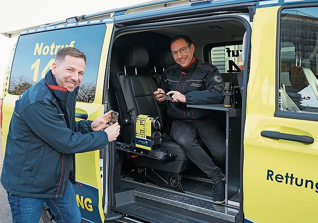 Ging viral: die passend zum Einsatzfahrzeug folierte Kaffeemaschine. Foto: Tobias Gfeller