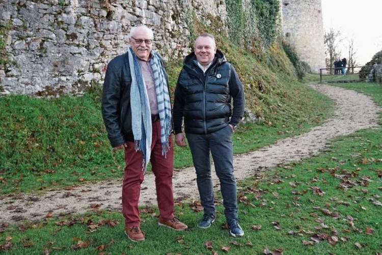 Ehrung: Schlosswart Alois Hasler (links) mit René Umher, Zunftmeister der Magdalenen-Zunft. Ende Jahr hört der 79-jährige Hasler auf. Fotos: Tobias Gfeller