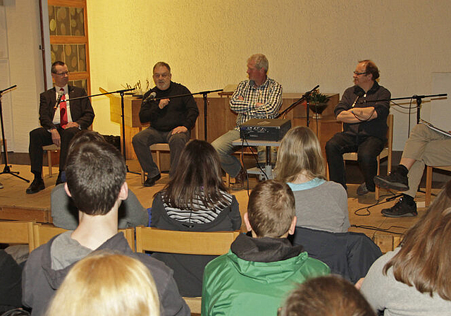 Podiumsteilnehmer: (v. l.) Glenn Steiger, Jugendlicher, Helmut Zimmerli-Menzi, Vizepräsident Kirchgemeinde, Andreas Riss, Lehrer und Kantonsrat, Rolf Gschwind, Gemeinderat Bättwil, Markus Gander, Infoklick, und Moderator Niggi Studer.  Foto: Martin