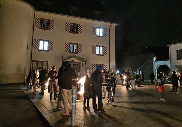 Lagerfeuerstimmung: das Samain-Fest auf dem Schlossplatz in Aesch.Fotos: Désirée Bellwald