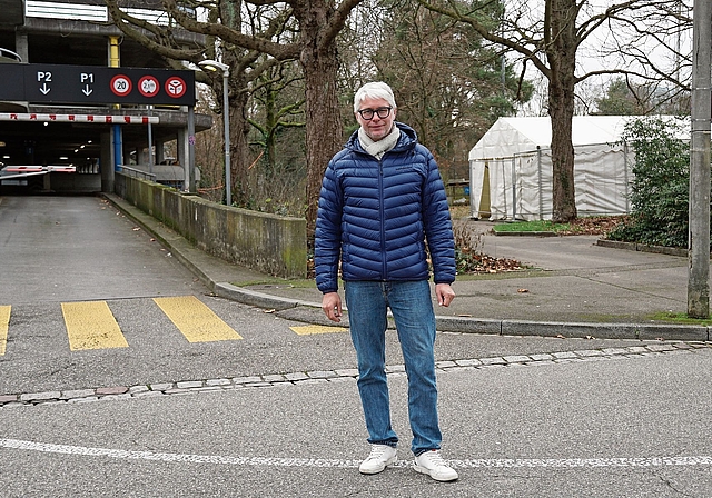 Hier soll die Publikumshalle entstehen: Roman Brunner (SP) vor dem Parkhaus neben der St. Jakobshalle. Foto: Tobias Gfeller